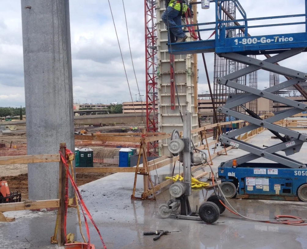 Controlled demolition with hydraulic wire saw — precision concrete removal (4)